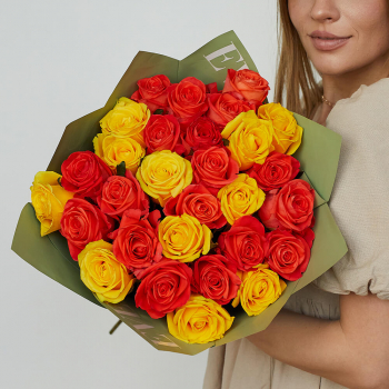 Желтые и коралловые розы - 31 шт.
