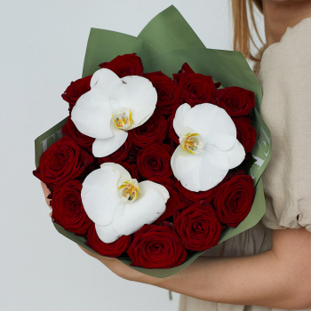 Красные розы с орхидеями - 19 шт.