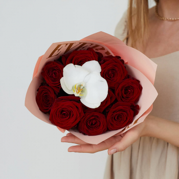 Красные розы с орхидеей - 11 шт.