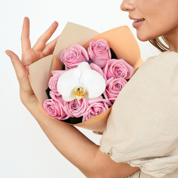 Розовые розы с орхидеей - 11 шт.