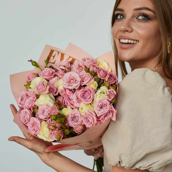 Кустовые розы с белыми - 19 шт.