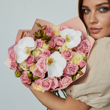 Кустовые розы с орхидеями от 19 шт. Кустовые розы с орхидеями от 19 шт.