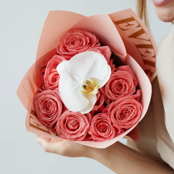 Розовые розы с орхидеей - 11 шт.
