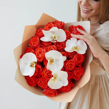 Коралловые розы с орхидеями - 25 шт. Коралловые розы с орхидеями - 25 шт.