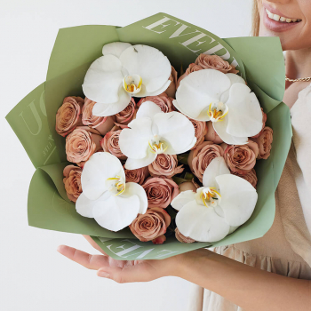 Кофейные розы с орхидеями от 9 шт. Кофейные розы с орхидеями от 9 шт.