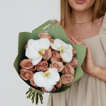 Кофейные розы с орхидеями - 19 шт.