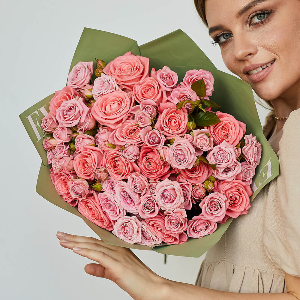 Розовые розы с кустовыми от 19 шт.