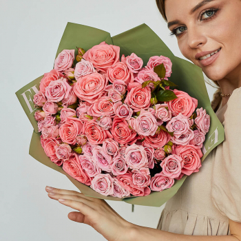 Розовые розы с кустовыми от 19 шт. Розовые розы с кустовыми от 19 шт.