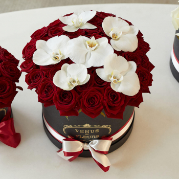 Красные розы с орхидеями - 25 шт.