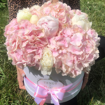 Гортензии с пионами в коробке - 15 шт.