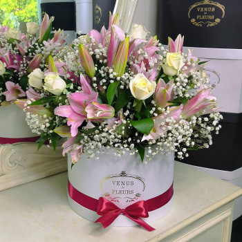 Розовые лилии с розами - 19 шт. Розовые лилии с розами - 19 шт.