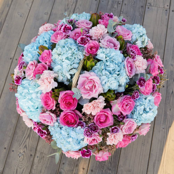 Гортензии с розами в корзине - 81 шт.