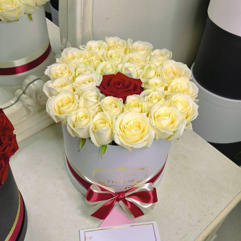 Белые розы в коробке - 25 шт.