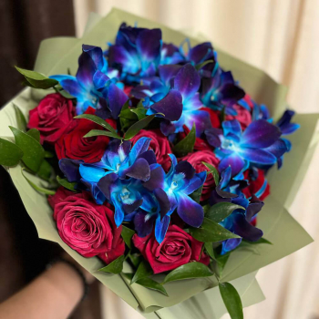 Розы с синими орхидеями - 55 шт. Розы с синими орхидеями - 55 шт.