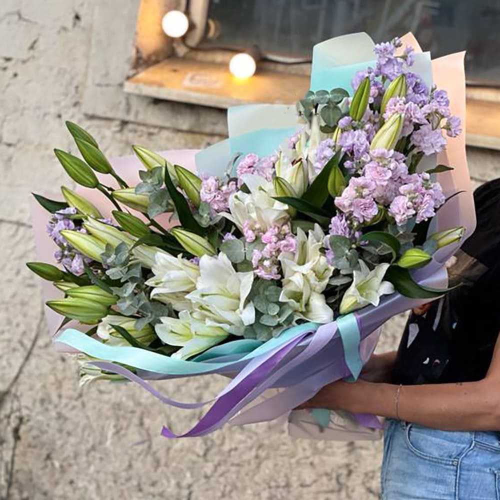 Лилии с маттиолами в букете - 19 шт.