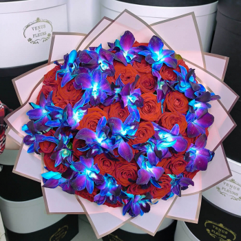 Розы с синими орхидеями - 101 шт.