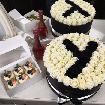 Белые розы с черной буквой от 51 шт. Белые розы с черной буквой от 51 шт.