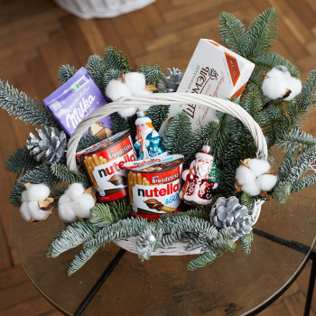 Новогодняя корзина со сладостями - 15 шт. Новогодняя корзина со сладостями - 15 шт.