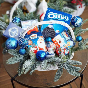 Новогодняя корзина Oreo - 15 шт. Новогодняя корзина Oreo - 15 шт.