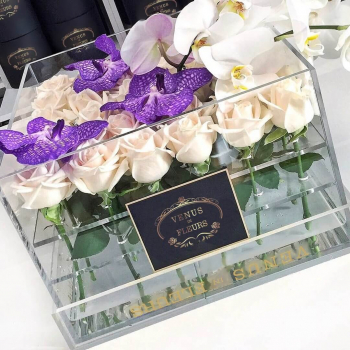 Белые розы с орхидеей в кубе - 25 шт. Белые розы с орхидеей в кубе - 25 шт.