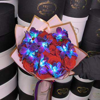 Розы с синими орхидеями - 29 шт.