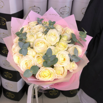 Букет белых роз с эвкалиптом - 25 шт.