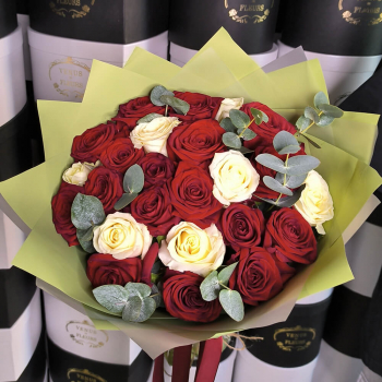 Красно-белые розы с эвкалиптом в букете - 29 шт.