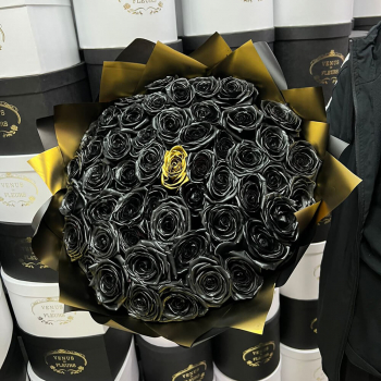 Букет черных роз с одной золотой от 9 шт.