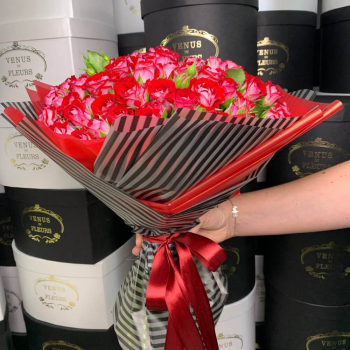 Красные кустовые розы - 41 шт. Красные кустовые розы - 41 шт.