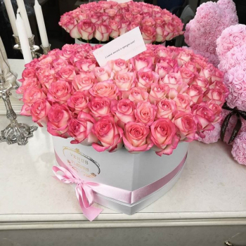 Розовые розы в сердце от 41 шт.