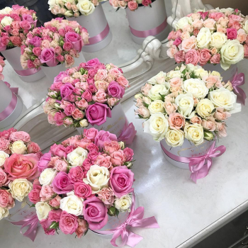 Кустовые розы в коробке от 19 шт. Кустовые розы в коробке от 19 шт.