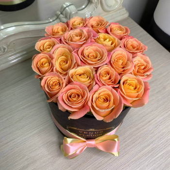 Оранжевые розы в коробке - 15 шт. Оранжевые розы в коробке - 15 шт.