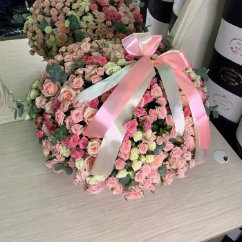 Нежный микс кустовых роз в коробке от 51 шт. Нежный микс кустовых роз в коробке от 51 шт.