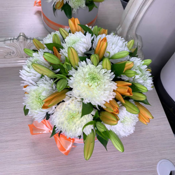 Хризантемы с лилиями в коробке - 19 шт.