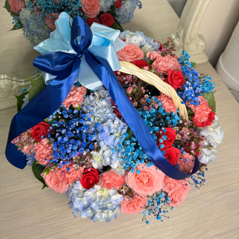 Гипсофилы с розами в корзине от 51 шт. Гипсофилы с розами в корзине от 51 шт.