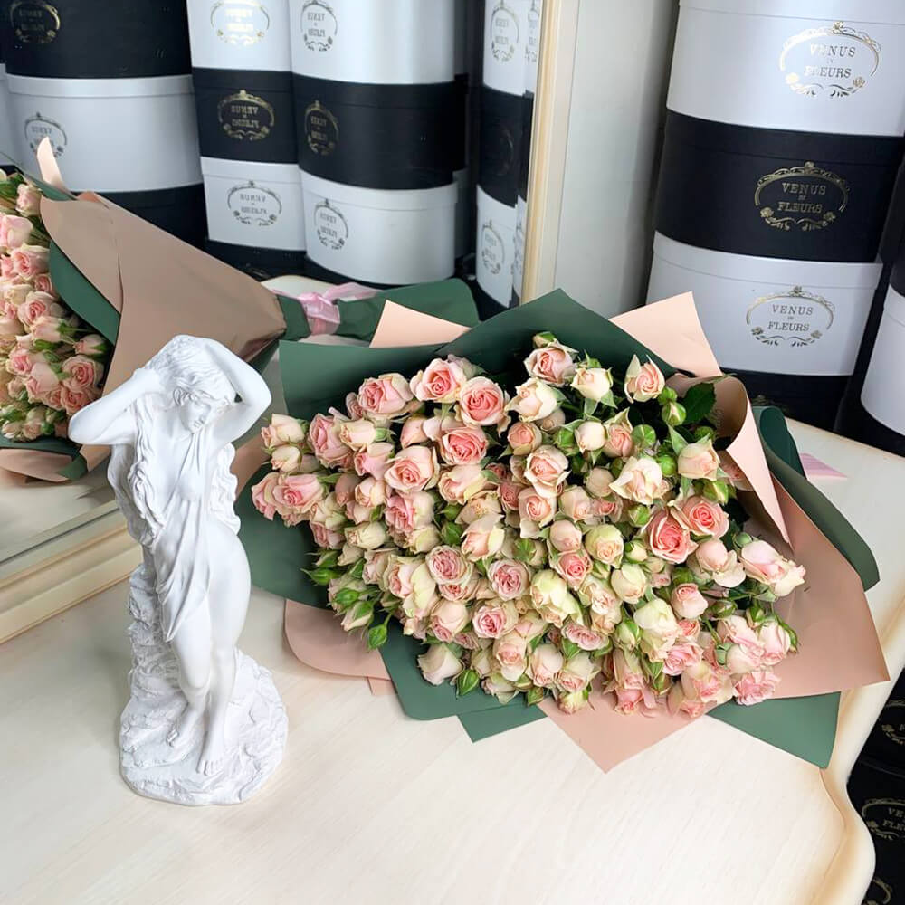Розовые кустовые розы в букете - 19 шт.