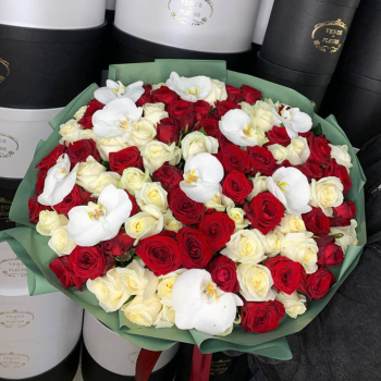 Розы с белыми орхидеями - 101 шт.