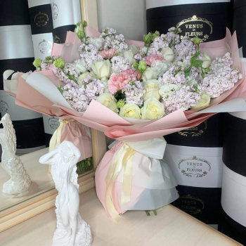 Белые розы с маттиолой и гвоздикой - 41 шт.