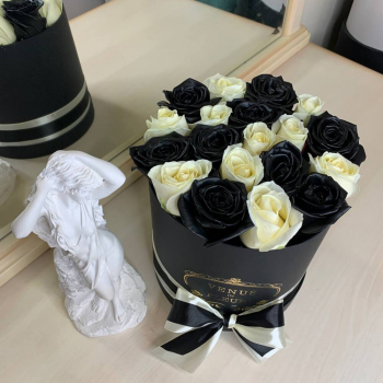 21 черно-белая роза в коробке 21 черно-белая роза в коробке