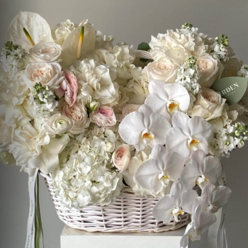 Микс с пышными розами в корзине - 59 шт.