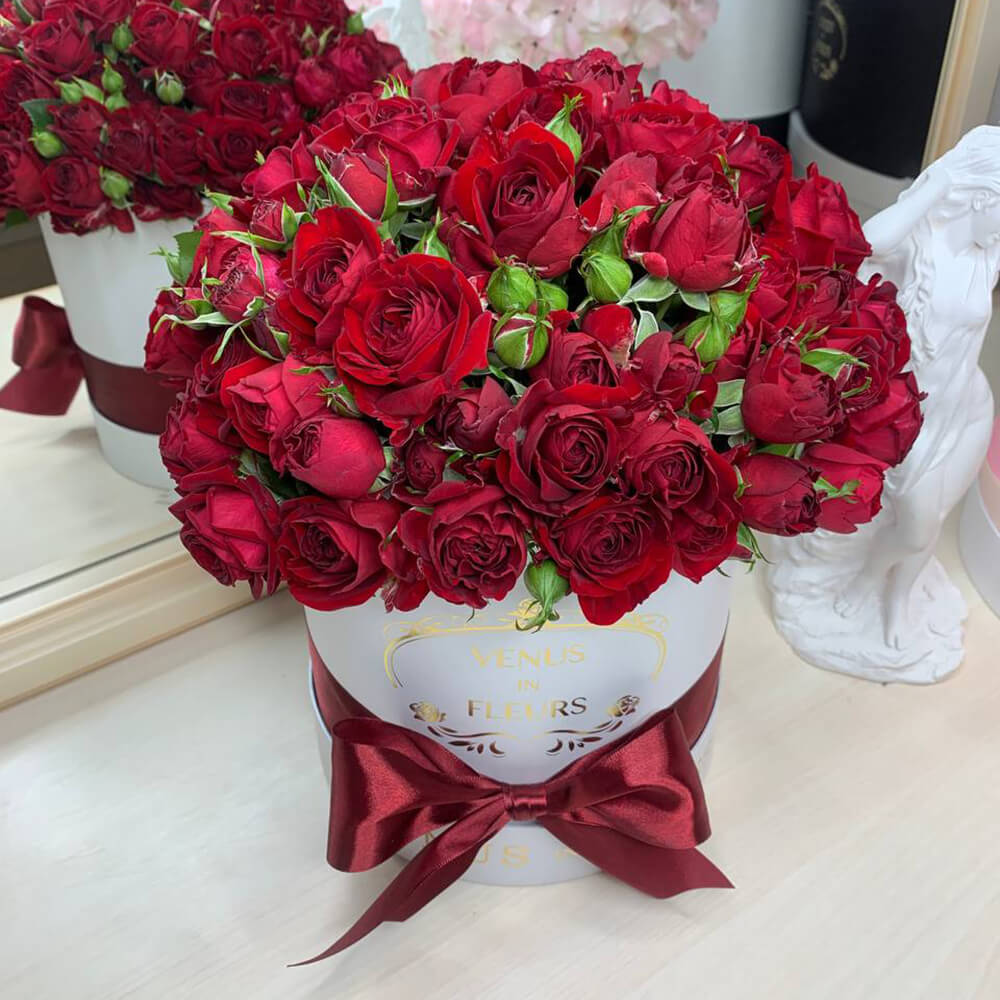 Кустовые пионовидные розы в коробке от 9 шт.