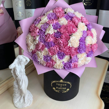 75 разноцветных гвоздик в букете