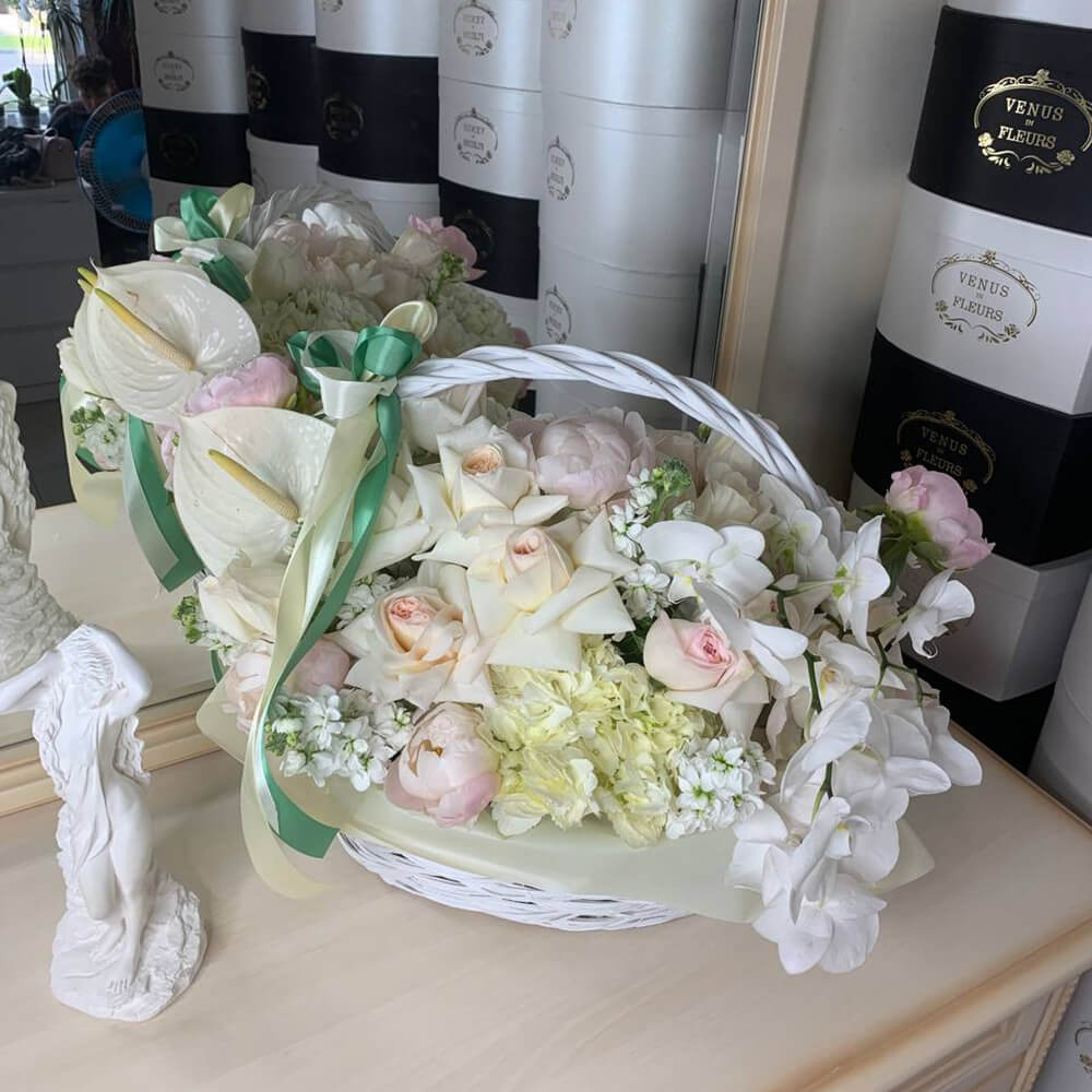 Микс с французскими розами в корзине - 57 шт .