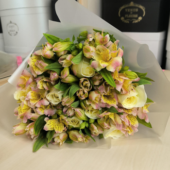 Альстромерии с розами - 17 шт. Альстромерии с розами - 17 шт.