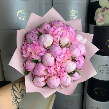 19 розовых пионов с гортензиями в букете