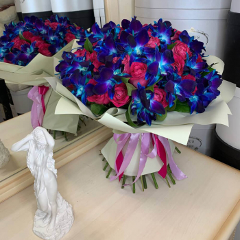 Малиновые розы с орхидеями в букете - 51 шт. Малиновые розы с орхидеями в букете - 51 шт.