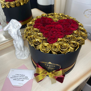 51 роза с золотым сердцем