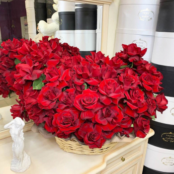 Красные французские розы в корзине от 25 шт.