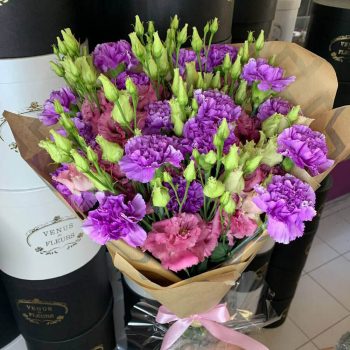 Эустомы с гвоздикой - 29 шт.