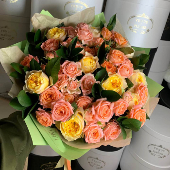 Микс из кустовых и пионовидных роз - 19 шт. Микс из кустовых и пионовидных роз - 19 шт.